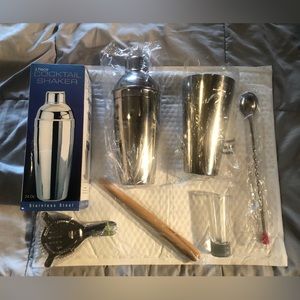 Cocktail shaker set